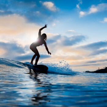 サーフィンをする女性
